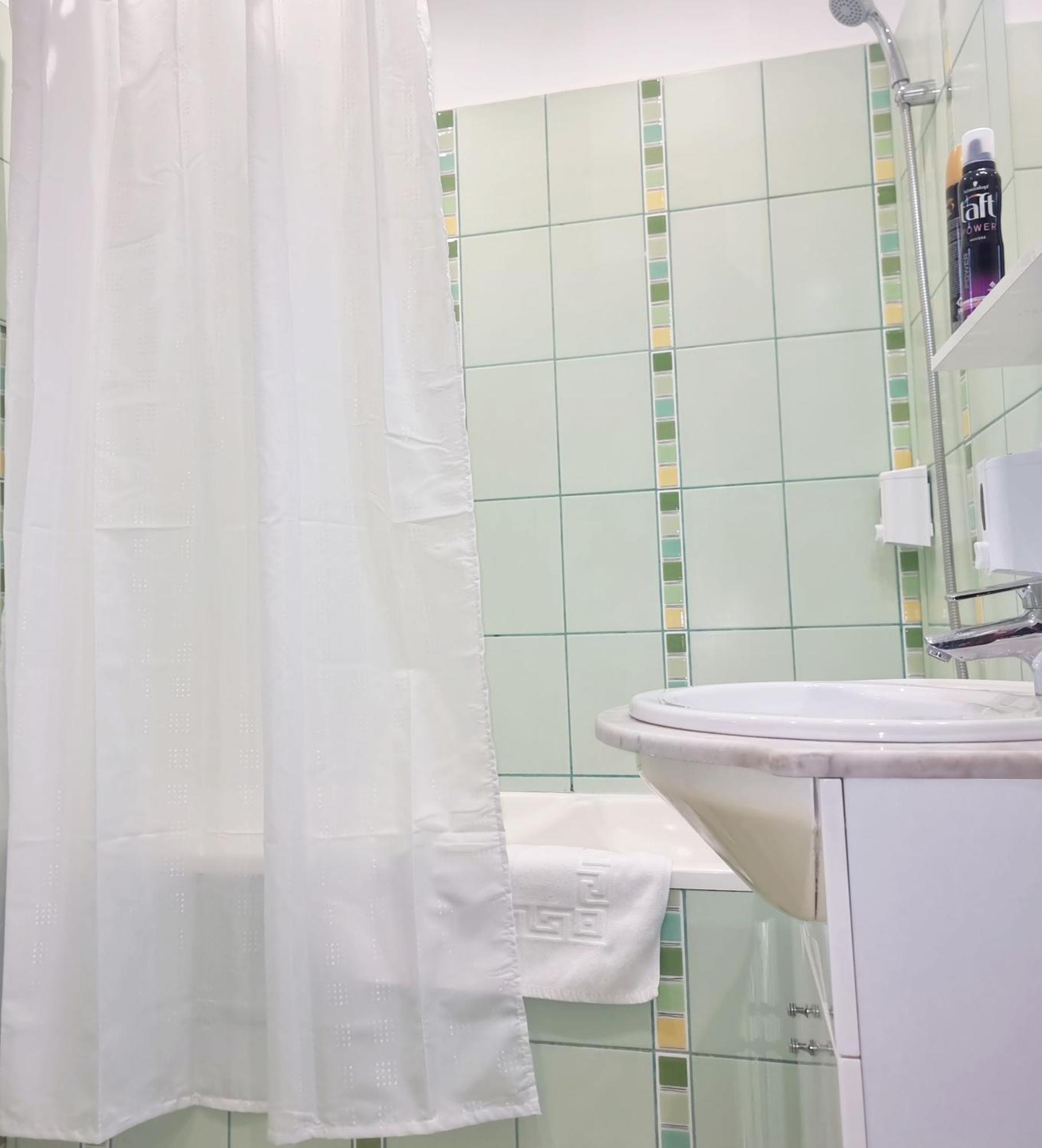 Peaceful Getaway - Generous 3-Bedroom Sanctuary - Close To Historic Old Town Bucureşti Exterior foto